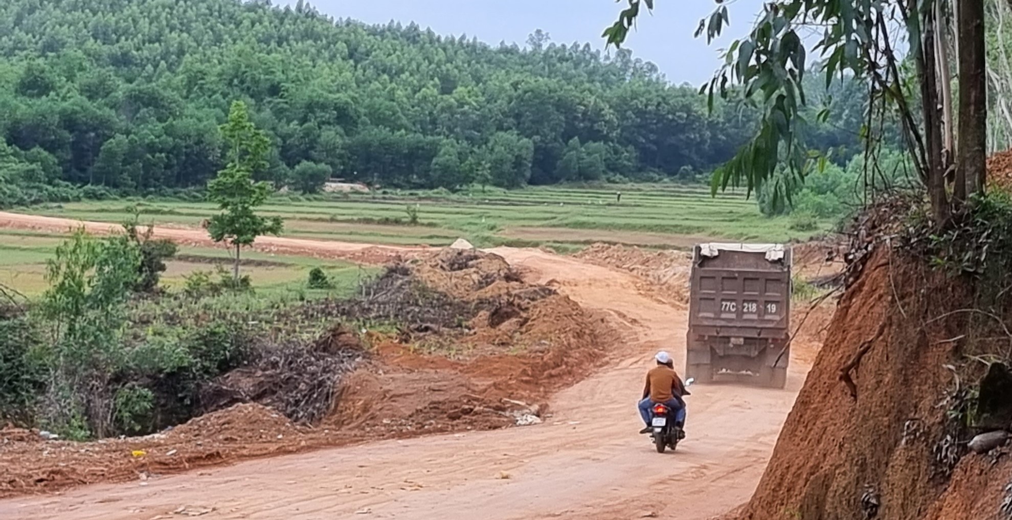 Cận cảnh bất thường đường đi của đất từ mỏ cao tốc đến..lò gạch - Ảnh 1.