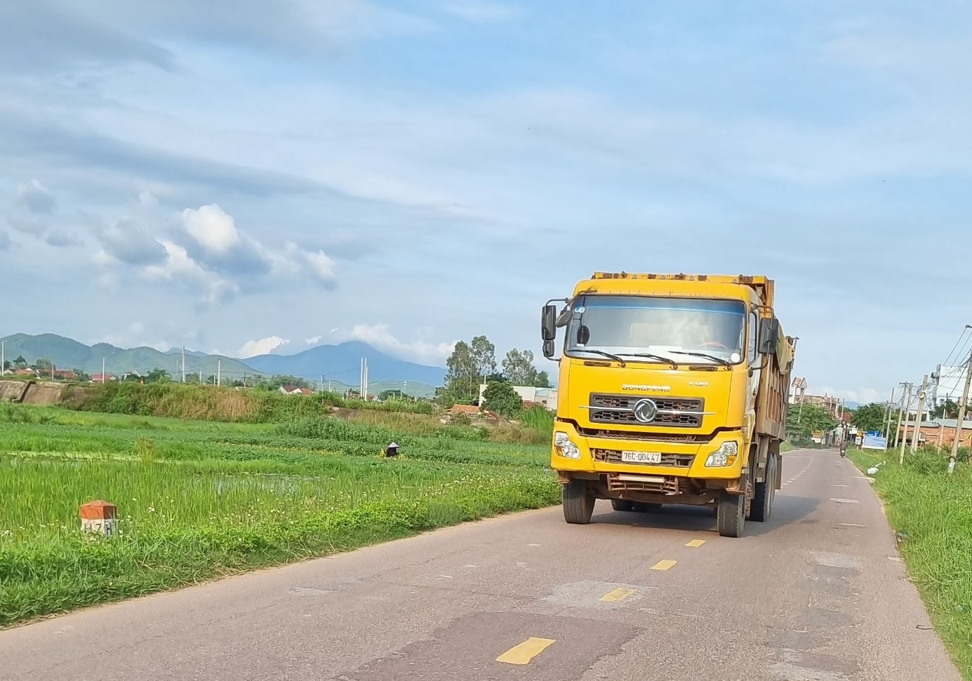 Cận cảnh bất thường đường đi của đất từ mỏ cao tốc đến..lò gạch - Ảnh 9.