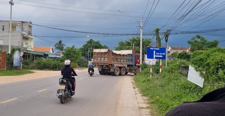 Cận cảnh bất thường đường đi của đất từ mỏ cao tốc đến..lò gạch - Ảnh 8.