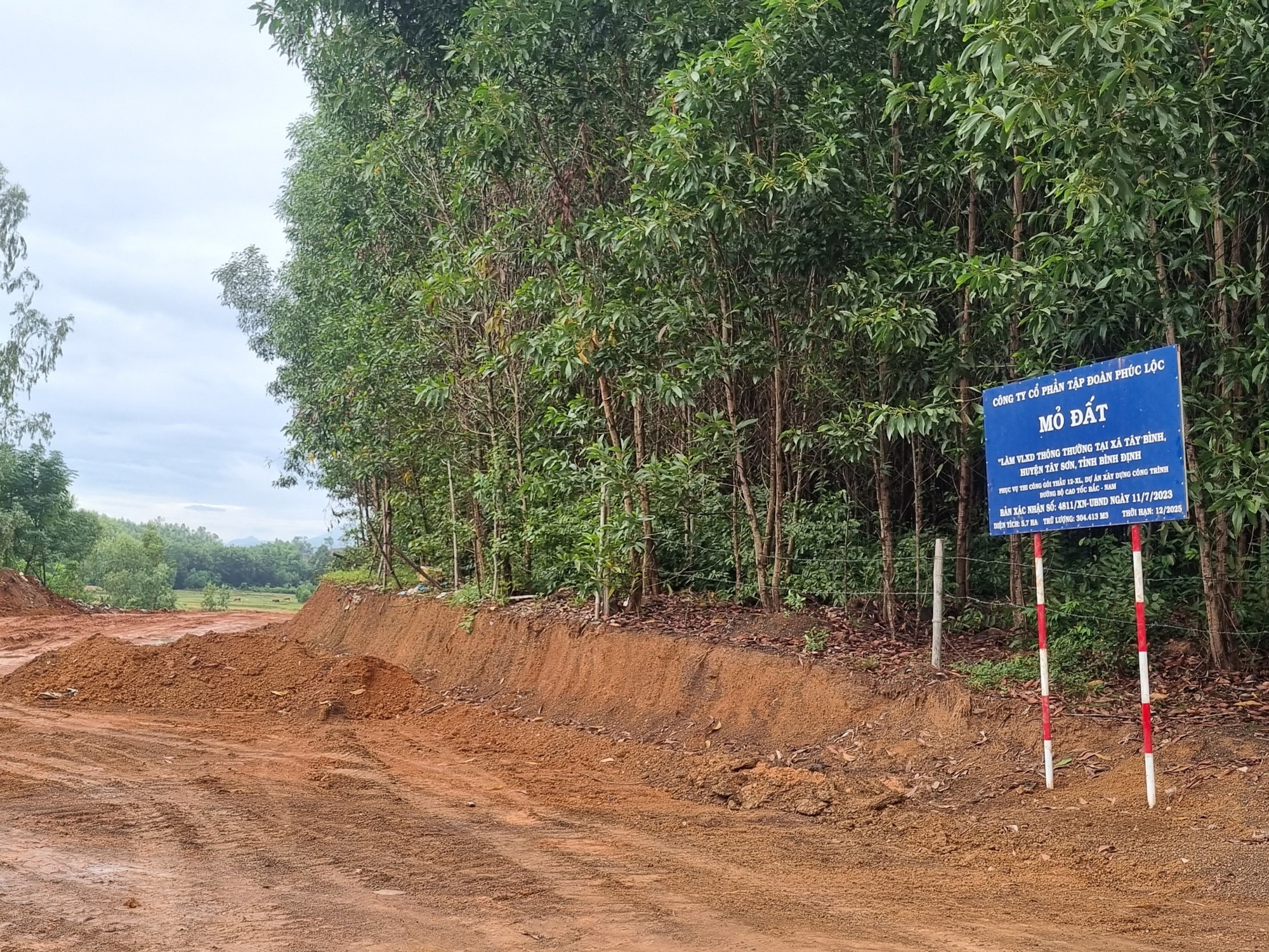 Cận cảnh bất thường đường đi của đất từ mỏ cao tốc đến..lò gạch - Ảnh 2.