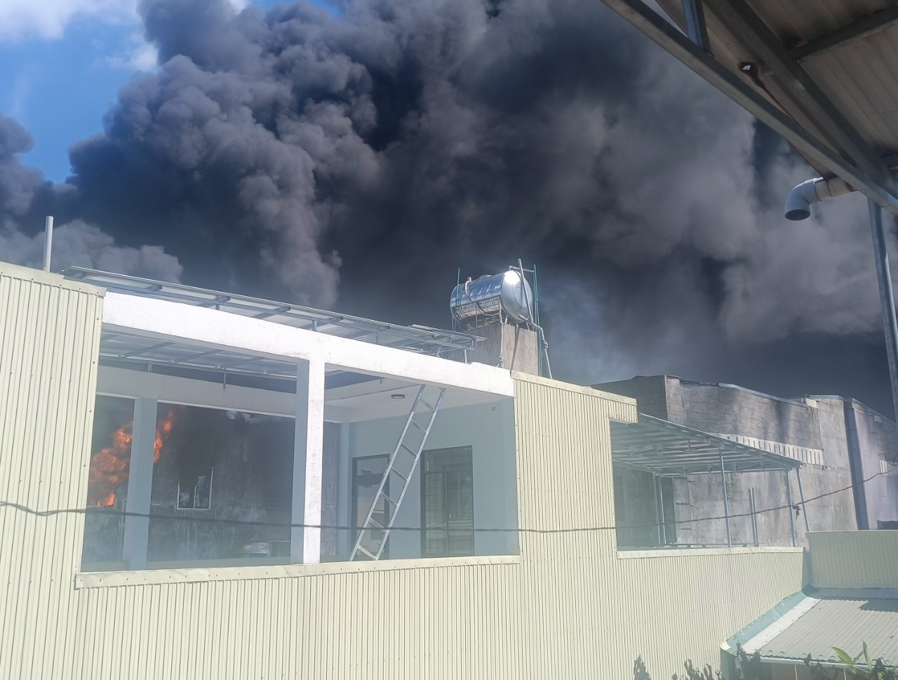 Ngọn lửa bốc cháy ngùn ngụt tại kho đồ nhựa giữa TP Quảng Ngãi - Ảnh 3.