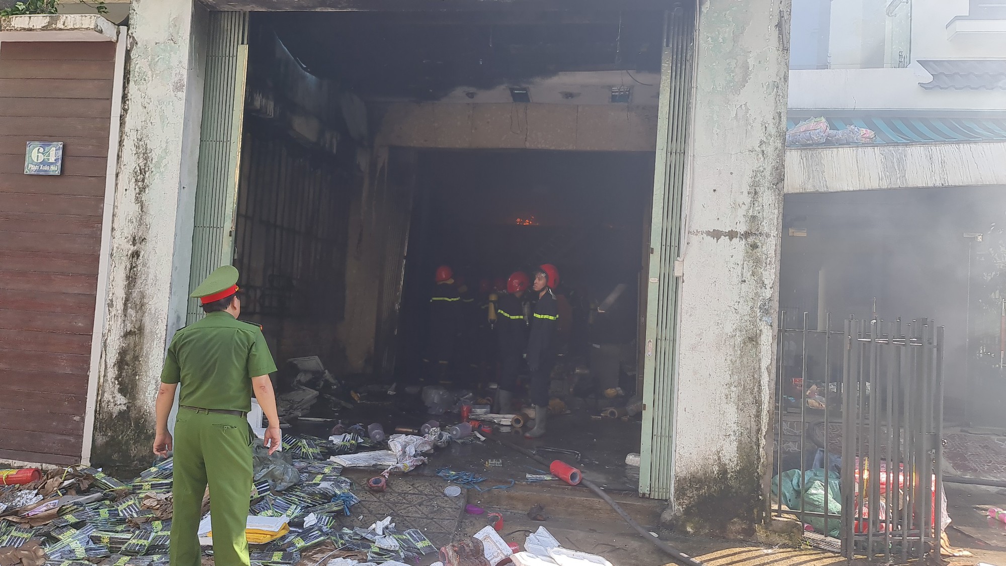 Cận cảnh hiện trường vụ cháy lớn giữa trung tâm TP Quảng Ngãi - Ảnh 12.