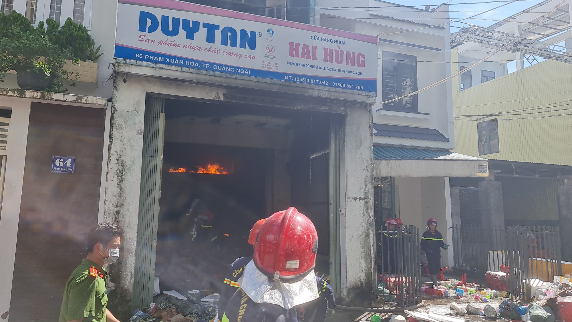 Cận cảnh hiện trường vụ cháy lớn giữa trung tâm TP Quảng Ngãi - Ảnh 11.