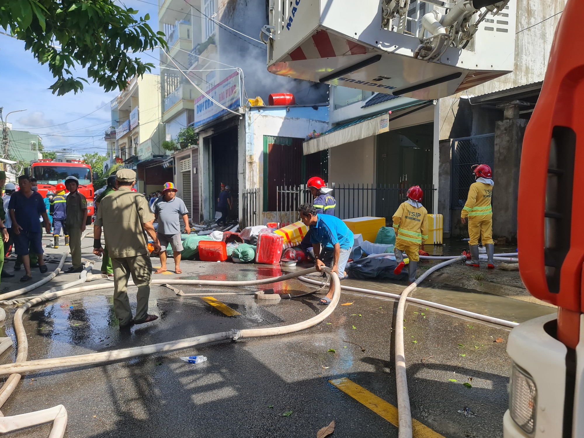 Cận cảnh hiện trường vụ cháy lớn giữa trung tâm TP Quảng Ngãi - Ảnh 4.
