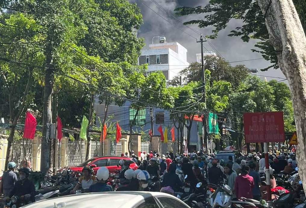 Cận cảnh hiện trường vụ cháy lớn giữa trung tâm TP Quảng Ngãi - Ảnh 9.