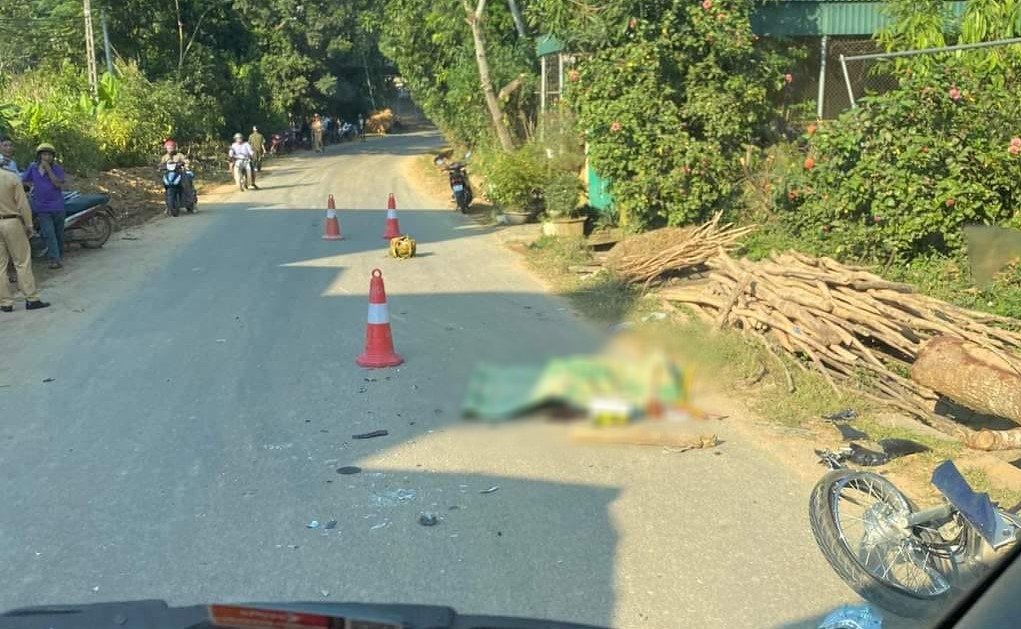 Yên Bái: Xe máy đâm vào xe tải khiến một người phụ nữ tử vong trên tuyến TL 166 - Ảnh 1.
