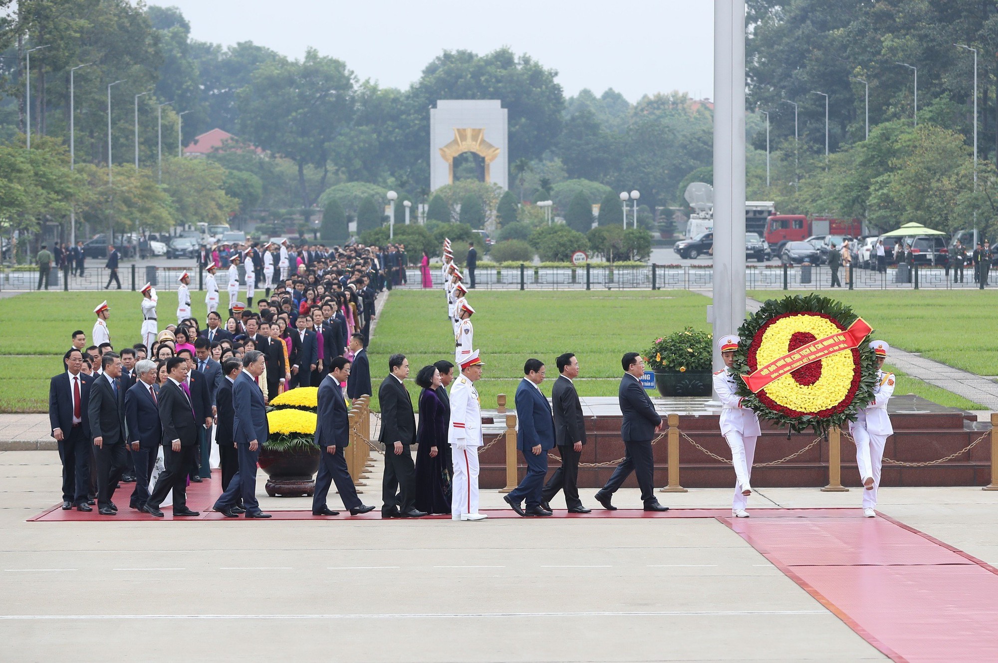 
Lãnh đạo Đảng, Nhà nước, đại biểu Quốc hội viếng Lăng Chủ tịch Hồ Chí Minh
 - Ảnh 1.