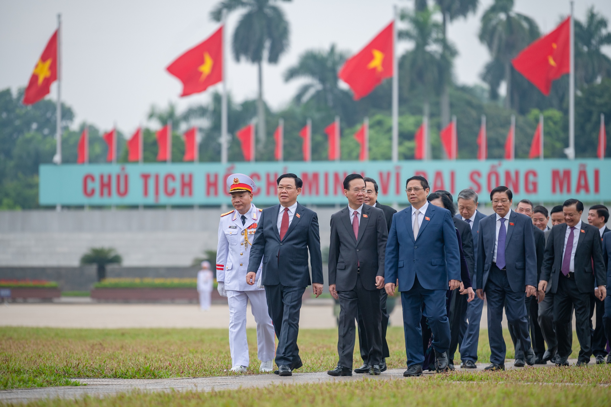 
Lãnh đạo Đảng, Nhà nước, đại biểu Quốc hội viếng Lăng Chủ tịch Hồ Chí Minh
 - Ảnh 10.