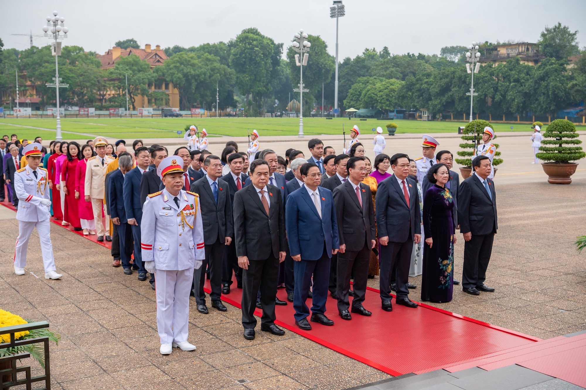 
Lãnh đạo Đảng, Nhà nước, đại biểu Quốc hội viếng Lăng Chủ tịch Hồ Chí Minh
 - Ảnh 2.