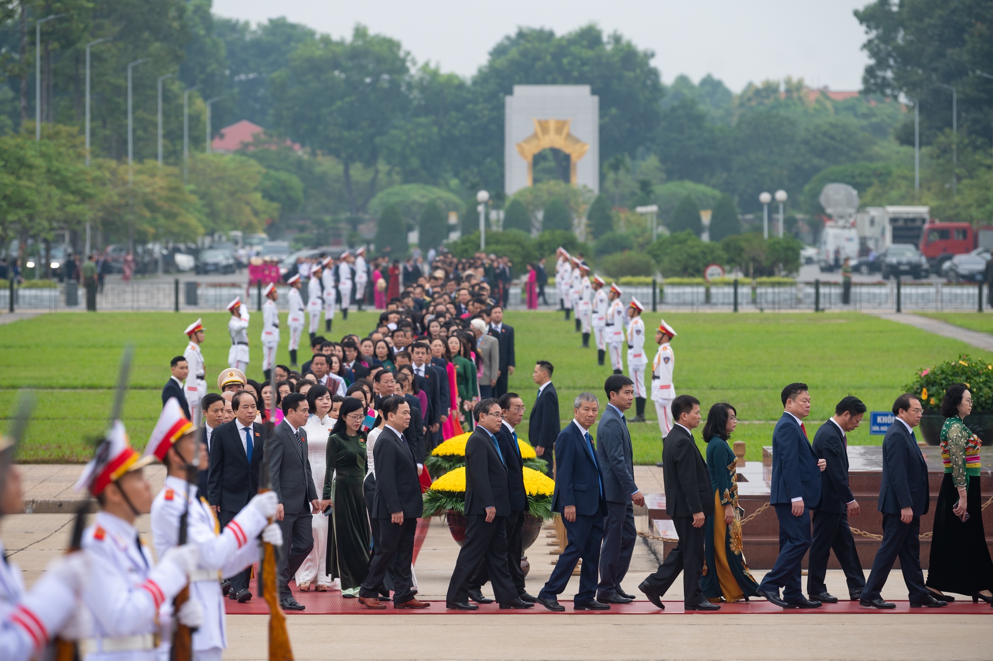 
Lãnh đạo Đảng, Nhà nước, đại biểu Quốc hội viếng Lăng Chủ tịch Hồ Chí Minh
 - Ảnh 8.