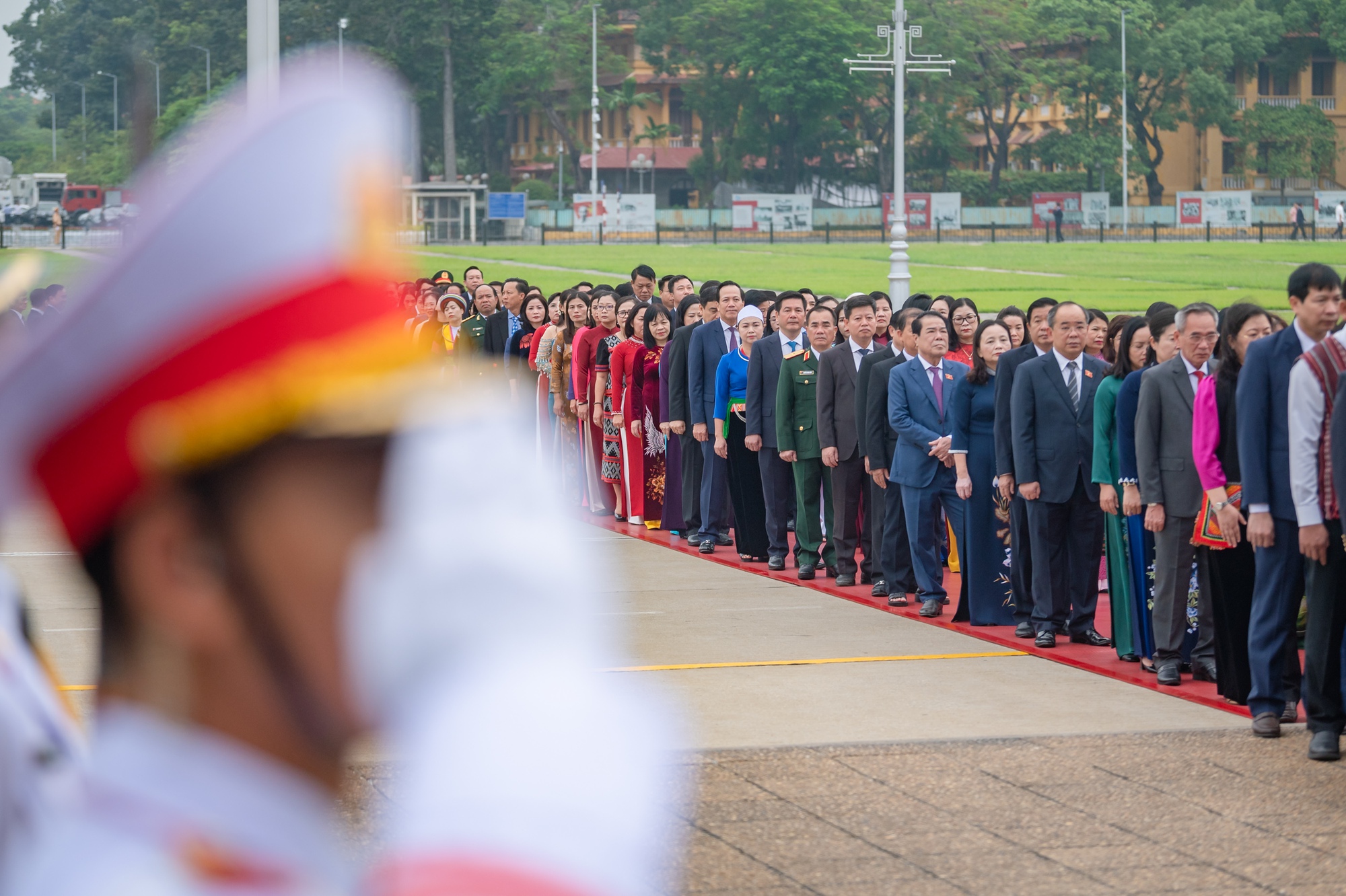 
Lãnh đạo Đảng, Nhà nước, đại biểu Quốc hội viếng Lăng Chủ tịch Hồ Chí Minh
 - Ảnh 6.