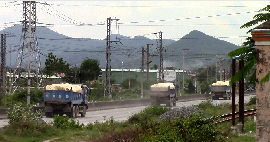 Khánh Hoà: Dàn xe chở đá hộc, nghi quá tải nghênh ngang ở TP Cam Ranh - Ảnh 1.