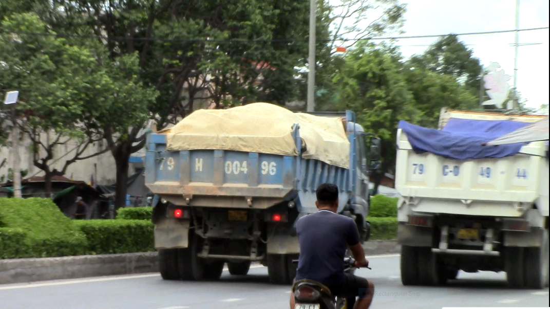 Khánh Hoà: Dàn xe chở đá hộc, nghi quá tải nghênh ngang ở TP Cam Ranh - Ảnh 10.