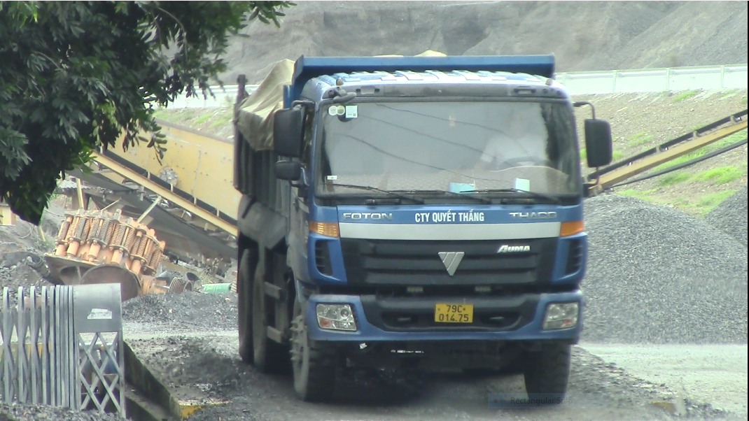 Khánh Hoà: Dàn xe chở đá hộc, nghi quá tải nghênh ngang ở TP Cam Ranh - Ảnh 5.