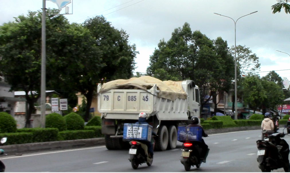 Khánh Hoà: Dàn xe chở đá hộc, nghi quá tải nghênh ngang ở TP Cam Ranh - Ảnh 11.
