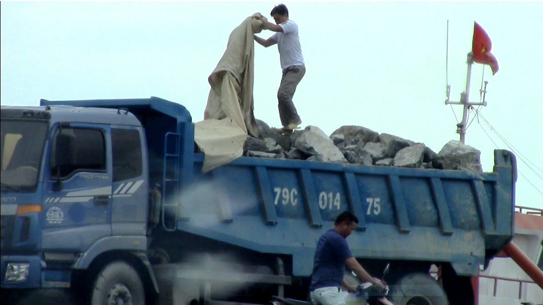 Khánh Hoà: Dàn xe chở đá hộc, nghi quá tải nghênh ngang ở TP Cam Ranh - Ảnh 4.