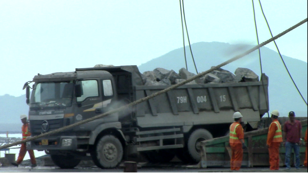 Khánh Hoà: Dàn xe chở đá hộc, nghi quá tải nghênh ngang ở TP Cam Ranh - Ảnh 6.