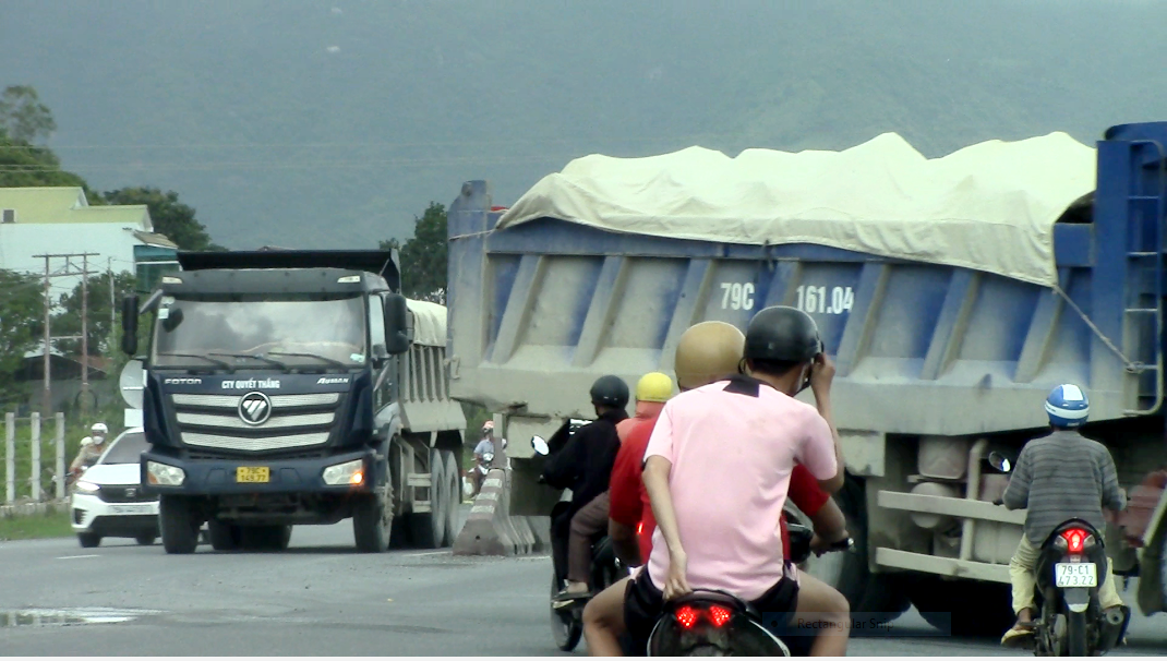 Khánh Hoà: Dàn xe chở đá hộc, nghi quá tải nghênh ngang ở TP Cam Ranh - Ảnh 13.