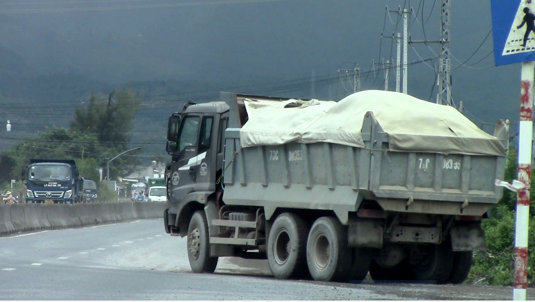 Khánh Hoà: Dàn xe chở đá hộc, nghi quá tải nghênh ngang ở TP Cam Ranh - Ảnh 12.