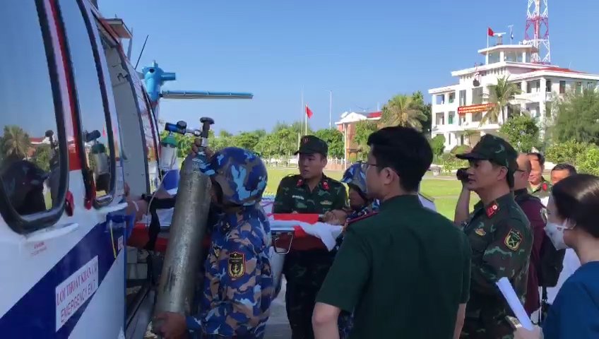 Điều trực thăng chở bệnh nhân từ Trường Sa về đất liền điều trị - Ảnh 2.