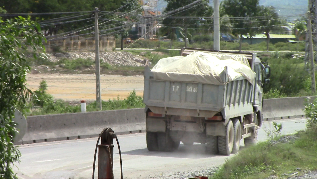 Khánh Hoà: Dàn xe chở đá hộc, nghi quá tải nghênh ngang ở TP Cam Ranh - Ảnh 7.