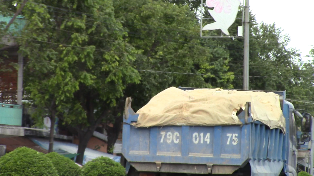 Khánh Hoà: Dàn xe chở đá hộc, nghi quá tải nghênh ngang ở TP Cam Ranh - Ảnh 8.