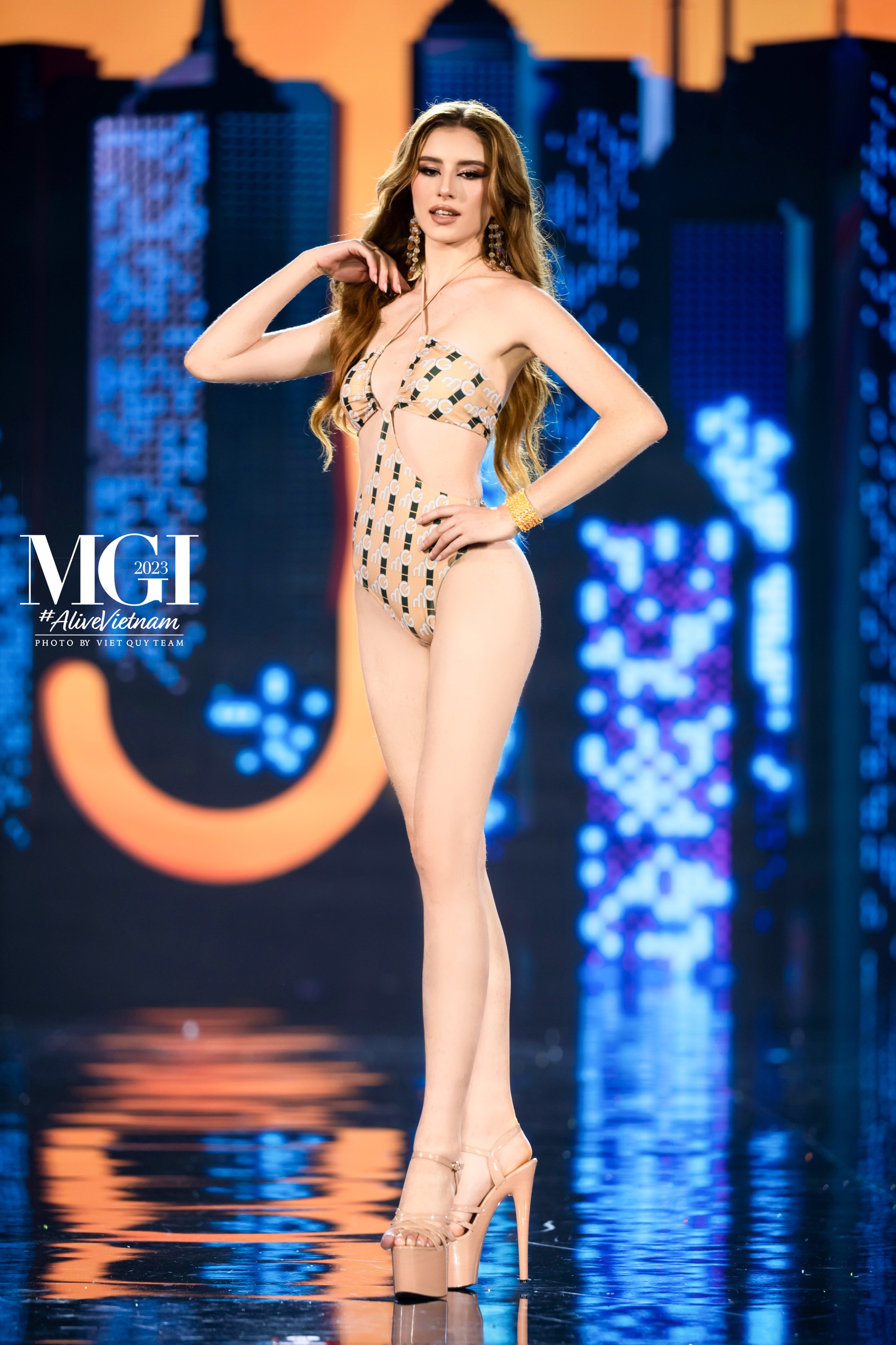 Thí sinh Miss Grand International 2023 &quot;đốt cháy&quot; sân khấu với đầm dạ hội và bikini  - Ảnh 8.