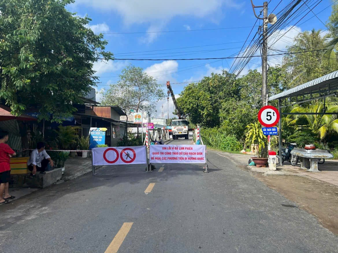 Cần Thơ: Tạm ngưng lưu thông nhiều cầu trên hai tuyến tỉnh lộ để sửa chữa, thay mới - Ảnh 1.