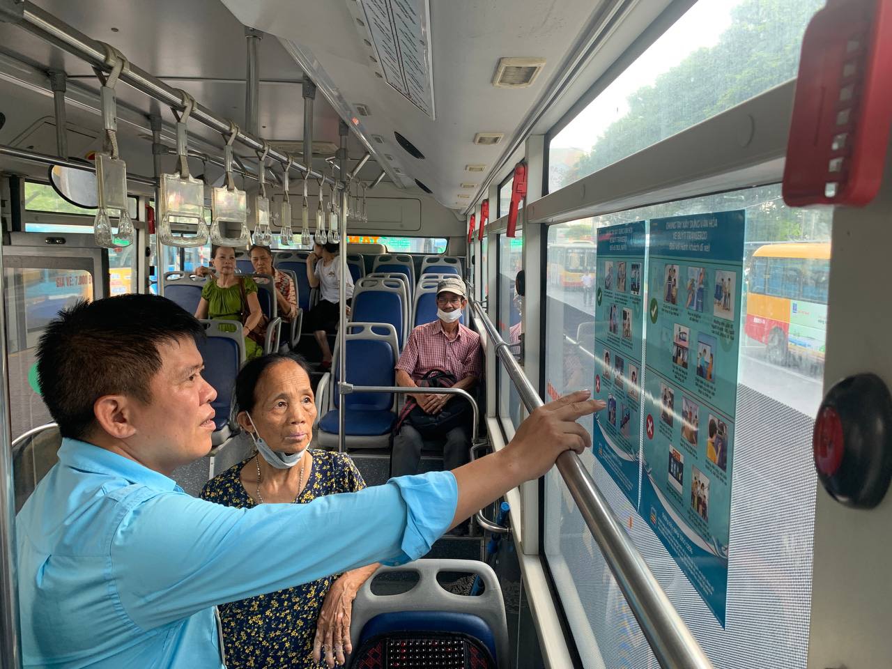 Doanh nghiệp buýt ở Hà Nội cần làm gì để hút khách? - Ảnh 1.