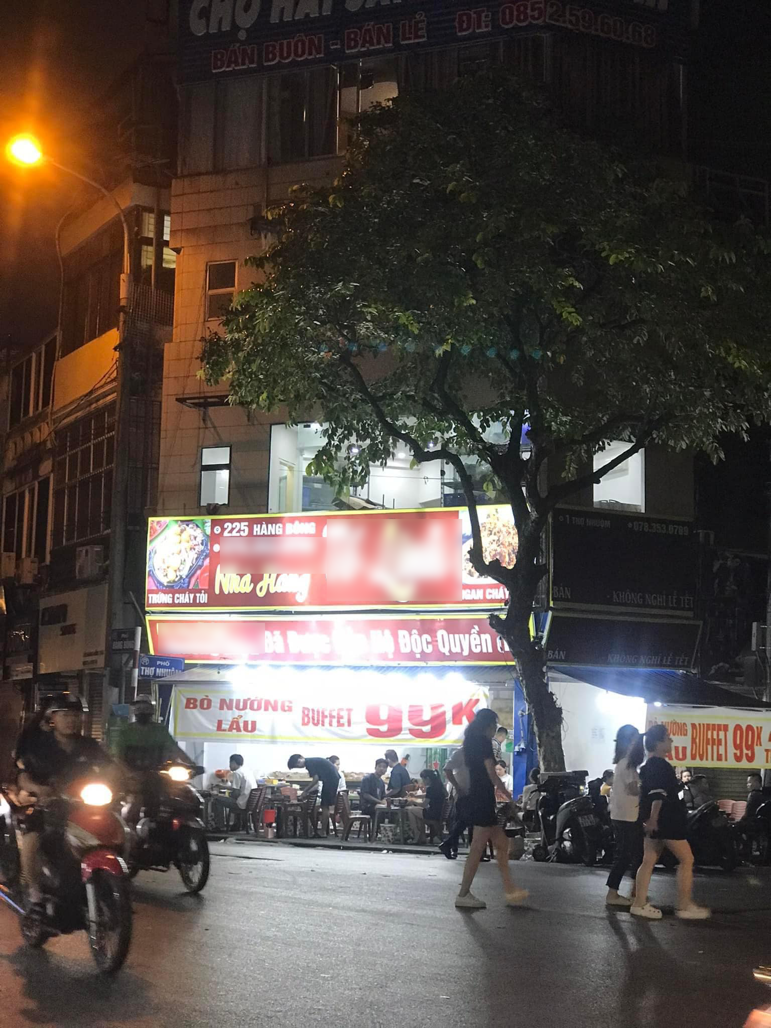 Bước vào căn bếp quán buffet 99.000 đồng ở Hà Nội, thực khách sợ hãi cảnh tượng trước mắt - Ảnh 2.