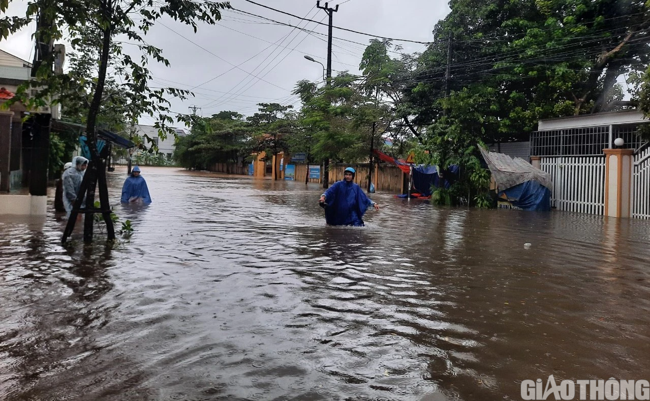 Mưa lớn, nhiều tuyến đường ở Quảng Trị... thành sông, cầu tràn ngập lụt - Ảnh 1.
