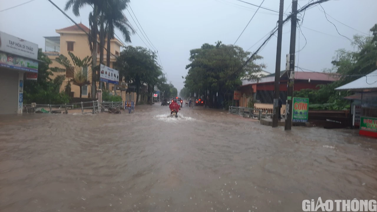 Mưa lớn, nhiều tuyến đường ở Quảng Trị... thành sông, cầu tràn ngập lụt - Ảnh 4.