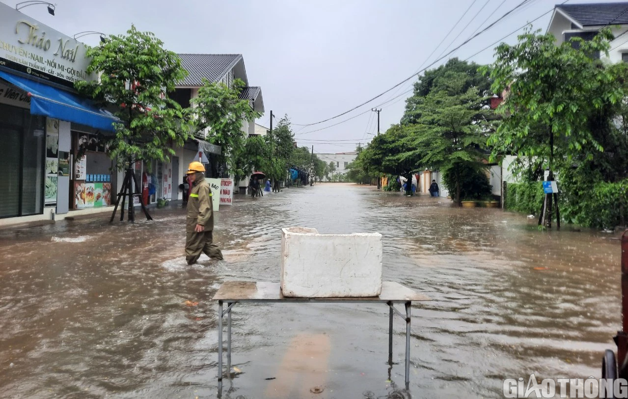 Mưa lớn, nhiều tuyến đường ở Quảng Trị... thành sông, cầu tràn ngập lụt - Ảnh 5.