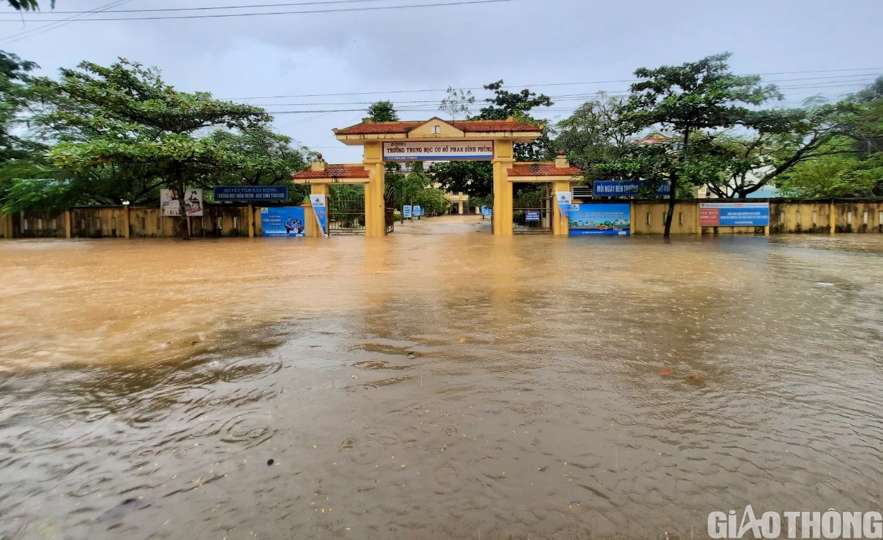 Mưa lớn, nhiều tuyến đường ở Quảng Trị... thành sông, cầu tràn ngập lụt - Ảnh 6.