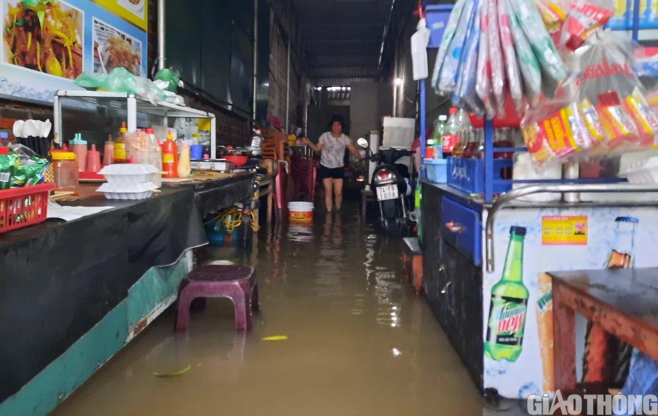 Mưa lớn, nhiều tuyến đường ở Quảng Trị... thành sông, cầu tràn ngập lụt - Ảnh 9.
