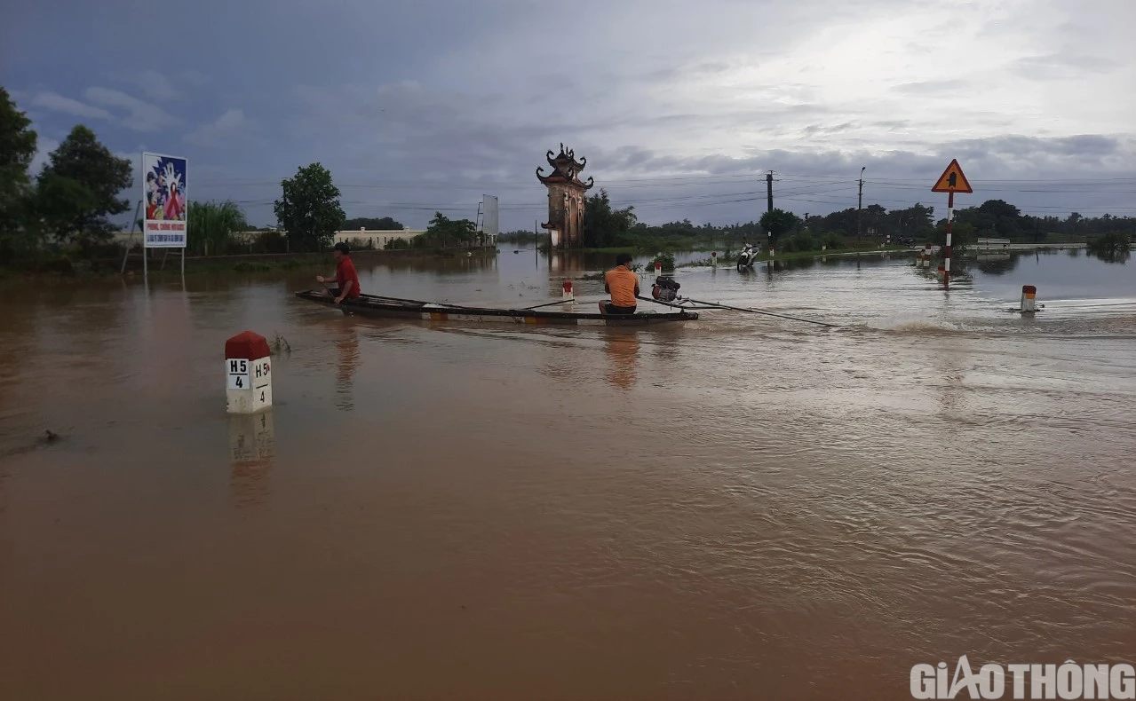 Nhiều nơi tại Quảng Trị và Huế ngập sâu, dân di chuyển bằng thuyền, bò lên cầu tránh lụt - Ảnh 4.