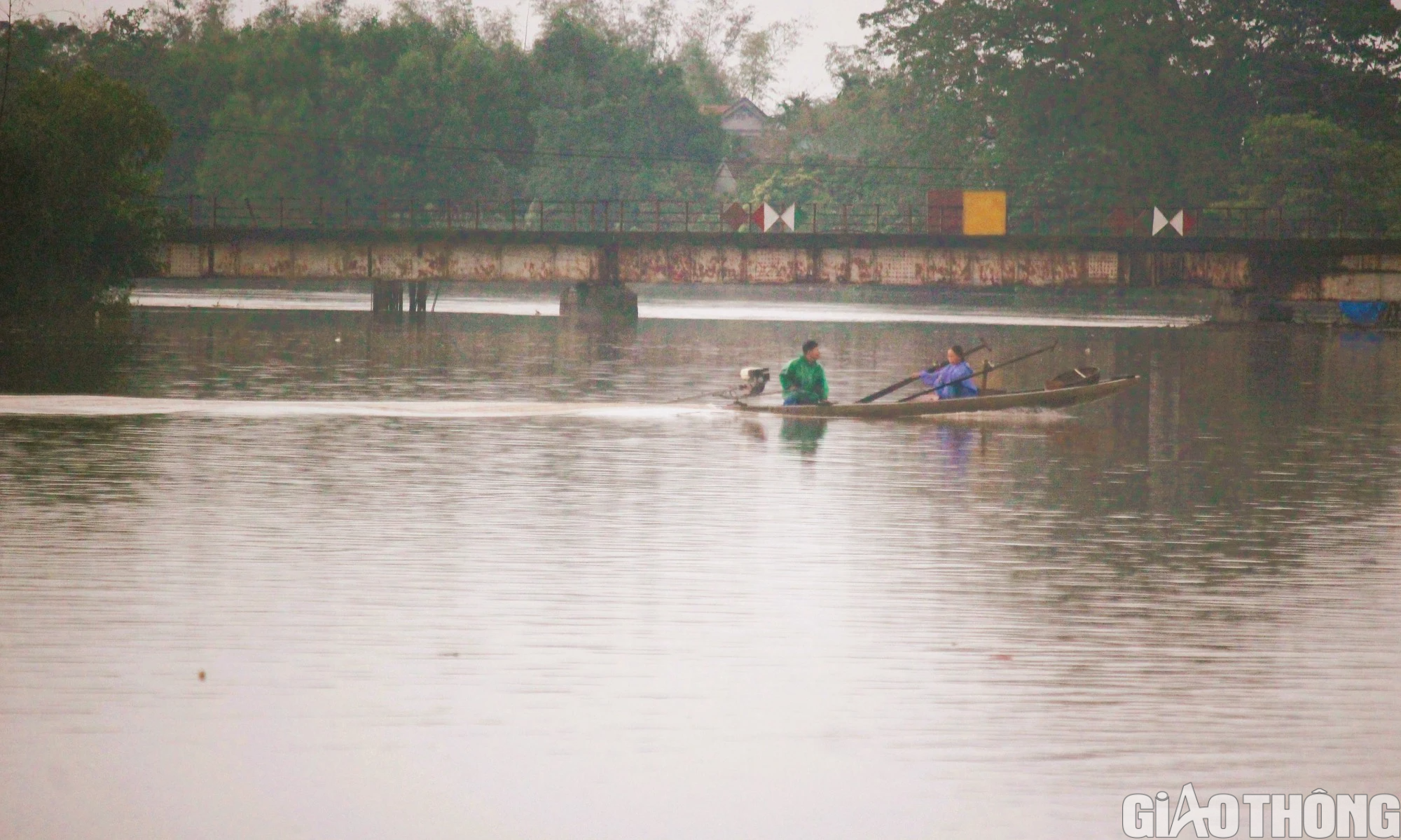 Nhiều nơi tại Quảng Trị và Huế ngập sâu, dân di chuyển bằng thuyền, bò lên cầu tránh lụt - Ảnh 7.