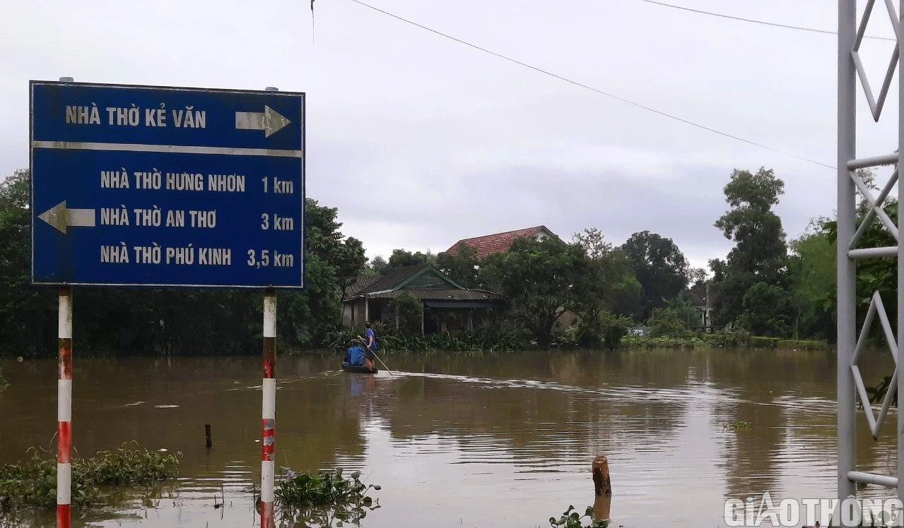Nhiều nơi tại Quảng Trị và Huế ngập sâu, dân di chuyển bằng thuyền, bò lên cầu tránh lụt - Ảnh 10.