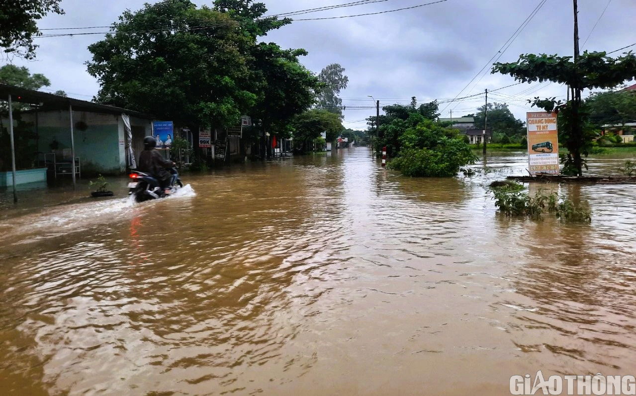 Nhiều nơi tại Quảng Trị và Huế ngập sâu, dân di chuyển bằng thuyền, bò lên cầu tránh lụt - Ảnh 13.