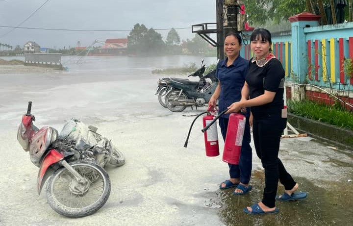 Cô giáo trường mầm non hỗ trợ dập tắt vụ xe máy người dân bất ngờ bốc cháy trên đường - Ảnh 3.