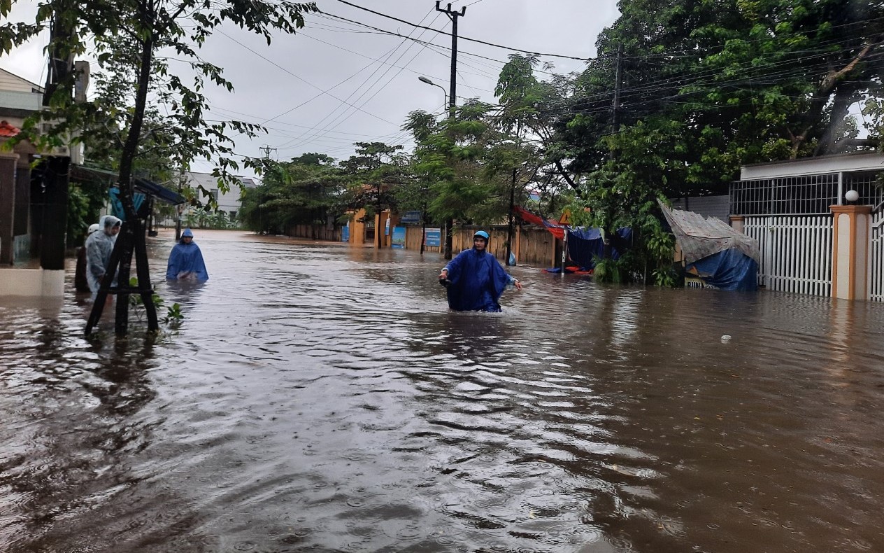 Nhiều tuyến đường ở Quảng Trị 'thành sông', có nơi ngập cả mét sau mưa lớn
