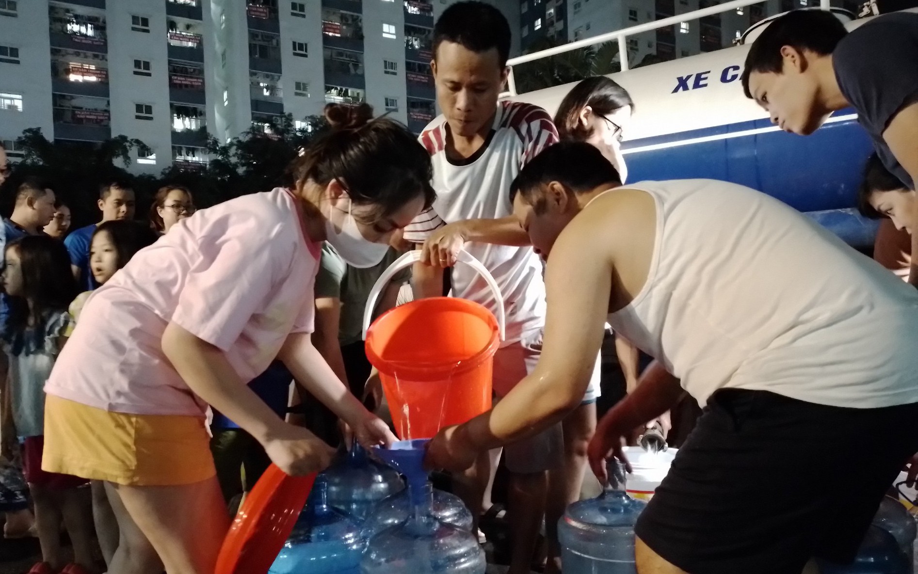 Cư dân Thanh Hà bức xúc vì vẫn phải hứng nước xe téc