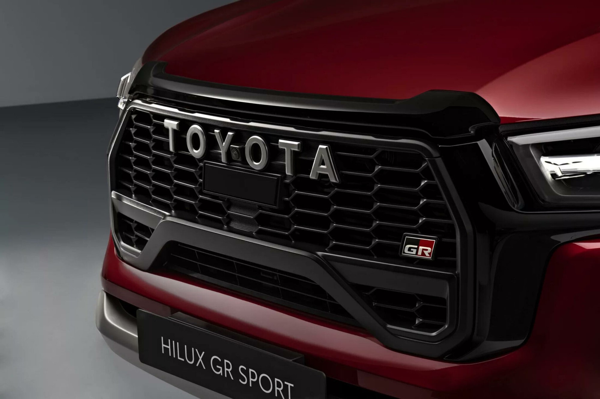 Bán tải Toyota Hilux GR Sport II vừa ra mắt có gì đặc biệt?