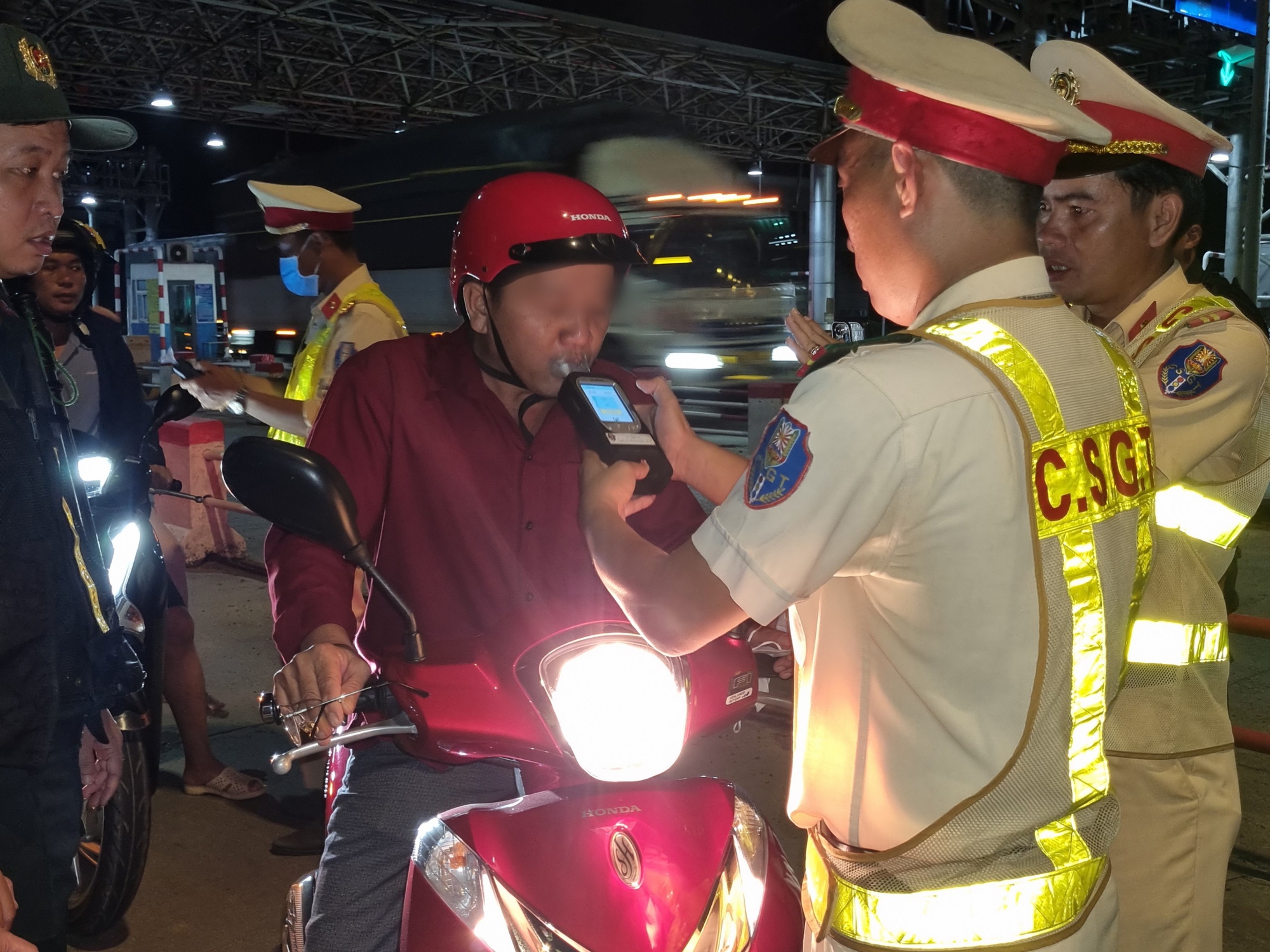 Lập chốt sát trạm thu phí, CSGT Bình Định tóm gọn hàng loạt "ma men"- Ảnh 3.