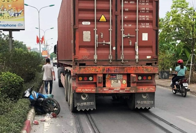 Điều tra vụ ô tô đầu kéo va chạm xe máy làm 2 người chết ở Hà Nội - Ảnh 1.