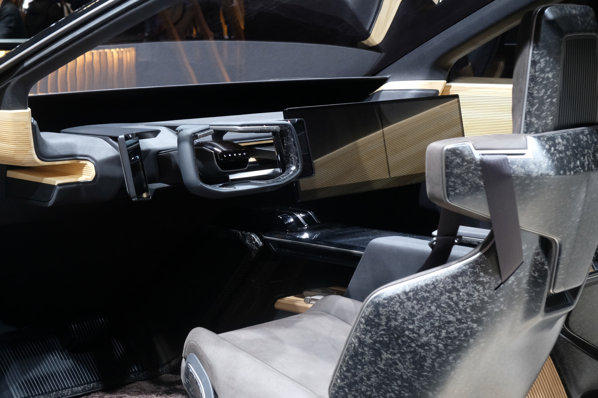 Cận cảnh xe điện Lexus có nội thất làm từ cây tre