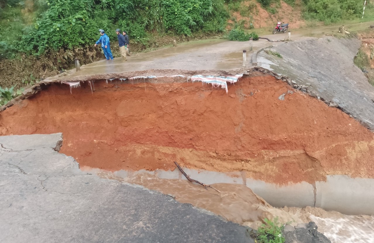 Đường tuần tra biên giới Sa Trầm – Pa Linh bị mưa lũ gây xói lở, cuốn trôi 10m - Ảnh 2.