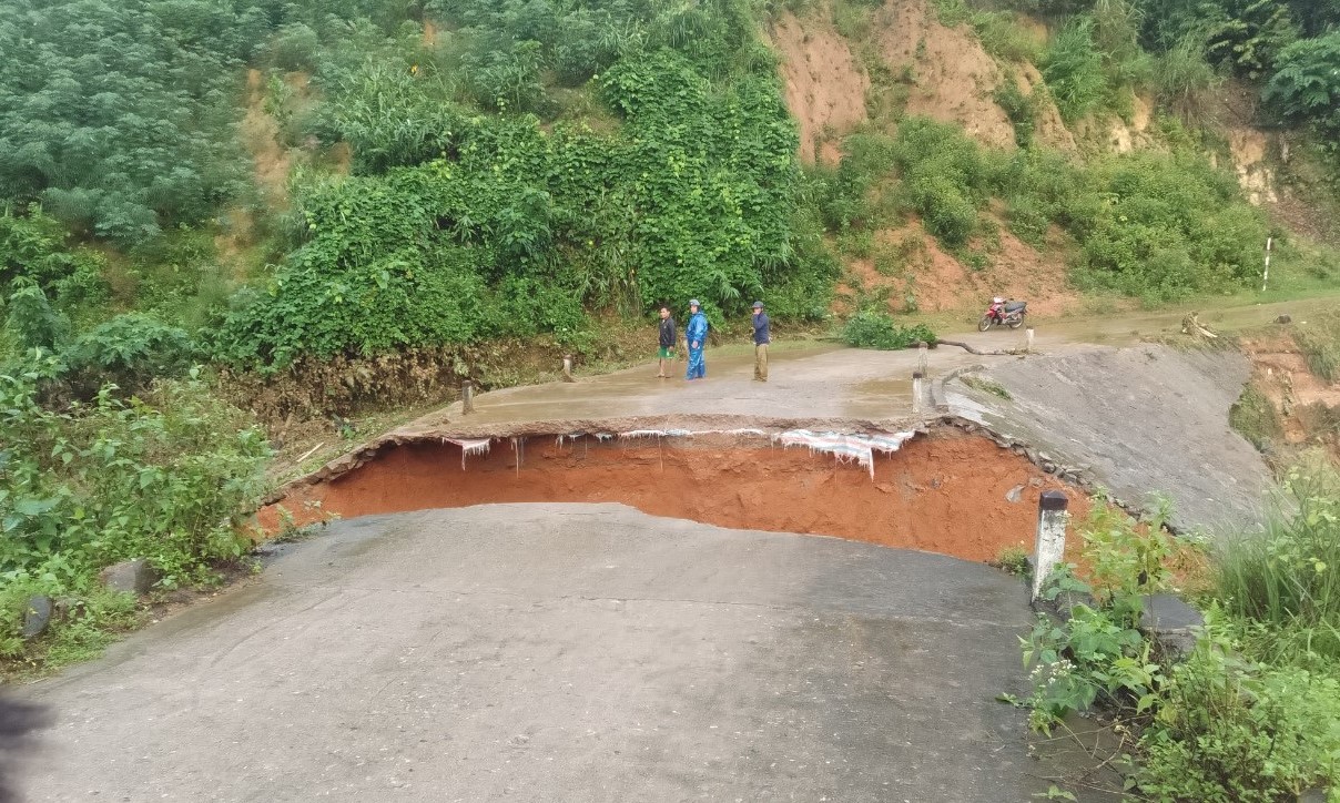 Đường tuần tra biên giới Sa Trầm – Pa Linh bị mưa lũ gây xói lở, cuốn trôi 10m - Ảnh 1.