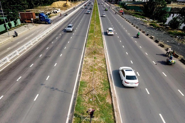 Đề nghị phạt Công ty Phú Mỹ Hưng vì không nghiêm túc sửa đường Nguyễn Văn Linh - Ảnh 1.