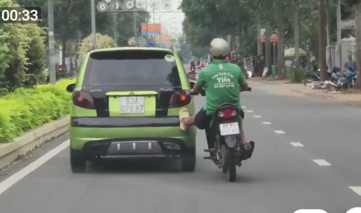 Người chạy xe gắn máy dùng chân đẩy ô tô ở Sóc Trăng bị xử phạt bao nhiêu? - Ảnh 2.